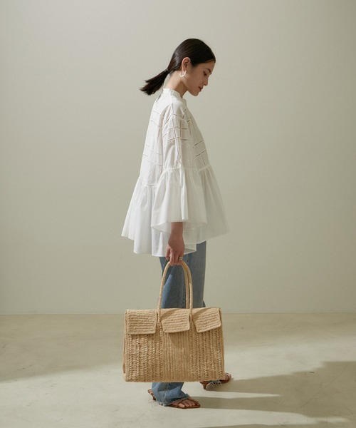 SALON adam et rope'(サロン アダム エ ロペ)の「エンブロイダリーヘムギャザーブラウス/シャツ(シャツ/ブラウス・レディース・ホワイト/ブラック・FREE)」の10枚目の写真