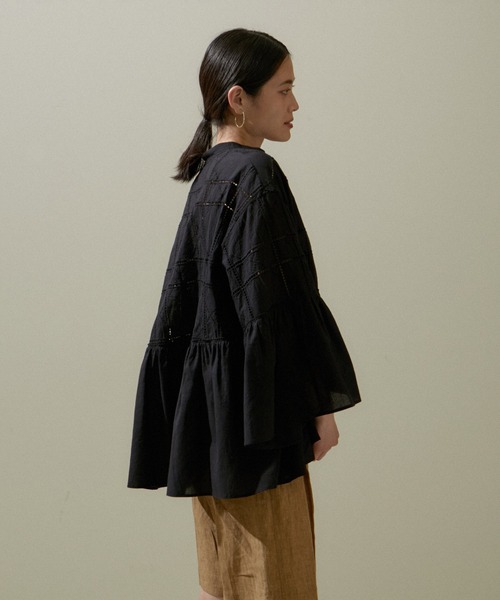 SALON adam et rope'(サロン アダム エ ロペ)の「エンブロイダリーヘムギャザーブラウス/シャツ(シャツ/ブラウス・レディース・ホワイト/ブラック・FREE)」の12枚目の写真