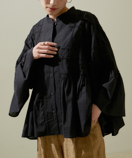 SALON adam et rope'(サロン アダム エ ロペ)の「エンブロイダリーヘムギャザーブラウス/シャツ(シャツ/ブラウス・レディース・ホワイト/ブラック・FREE)」の13枚目の写真