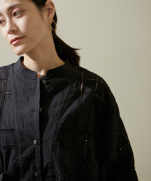 SALON adam et rope'(サロン アダム エ ロペ)の「エンブロイダリーヘムギャザーブラウス/シャツ(シャツ/ブラウス・レディース・ホワイト/ブラック・FREE)」の14枚目の写真