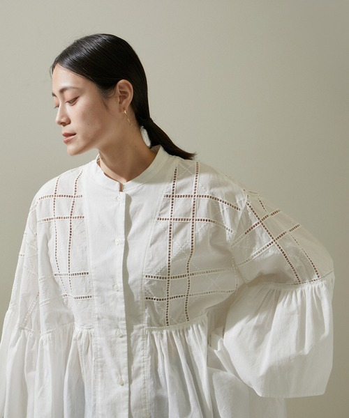 SALON adam et rope'(サロン アダム エ ロペ)の「エンブロイダリーヘムギャザーブラウス/シャツ(シャツ/ブラウス・レディース・ホワイト/ブラック・FREE)」の16枚目の写真