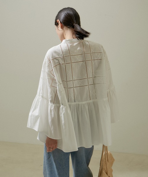 SALON adam et rope'(サロン アダム エ ロペ)の「エンブロイダリーヘムギャザーブラウス/シャツ(シャツ/ブラウス・レディース・ホワイト/ブラック・FREE)」の17枚目の写真