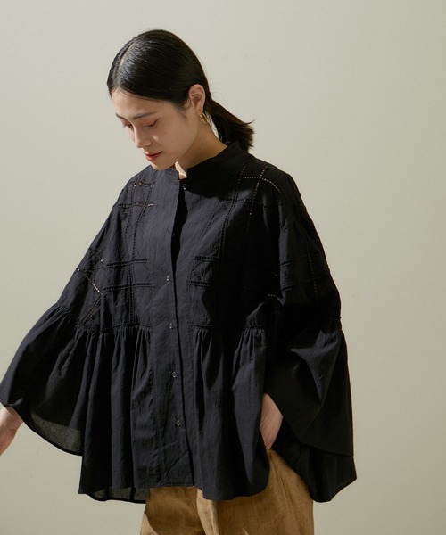 SALON adam et rope'(サロン アダム エ ロペ)の「エンブロイダリーヘムギャザーブラウス/シャツ(シャツ/ブラウス・レディース・ホワイト/ブラック・FREE)」の8枚目の写真