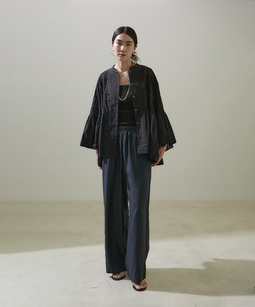 SALON adam et rope'(サロン アダム エ ロペ)の「エンブロイダリーヘムギャザーブラウス/シャツ(シャツ/ブラウス・レディース・ホワイト/ブラック・FREE)」の4枚目の写真