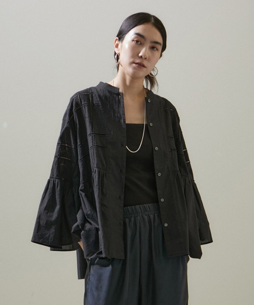 SALON adam et rope'(サロン アダム エ ロペ)の「エンブロイダリーヘムギャザーブラウス/シャツ(シャツ/ブラウス・レディース・ホワイト/ブラック・FREE)」の6枚目の写真