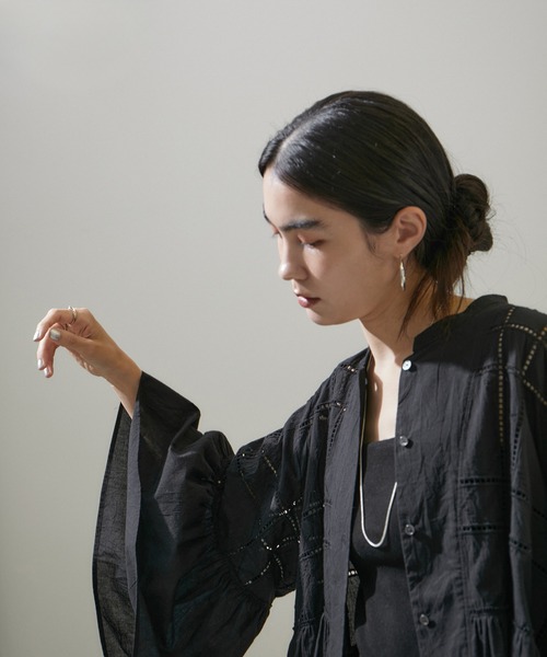 SALON adam et rope'(サロン アダム エ ロペ)の「エンブロイダリーヘムギャザーブラウス/シャツ(シャツ/ブラウス・レディース・ホワイト/ブラック・FREE)」の7枚目の写真