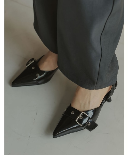 Re:EDIT（リエディ）の「[2024AW SHOES COLLECTION][大きいサイズ有]太ベルトデザインポインテッドトゥミュール（パンプス・レディース・ブラック/ダークブラウン/レッド系その他・SMALL/MEDIUM/LARGE/X-LARGE）」の2枚目の写真