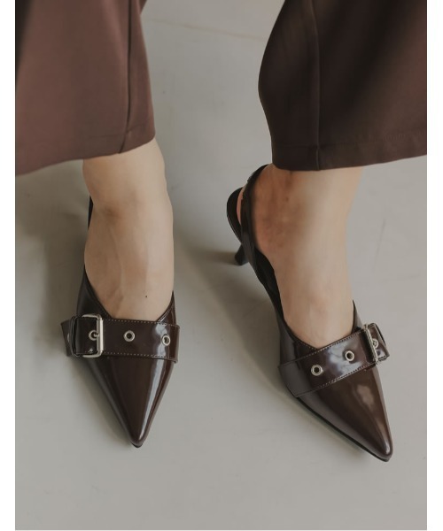 Re:EDIT（リエディ）の「[2024AW SHOES COLLECTION][大きいサイズ有]太ベルトデザインポインテッドトゥミュール（パンプス・レディース・ブラック/ダークブラウン/レッド系その他・SMALL/MEDIUM/LARGE/X-LARGE）」の4枚目の写真