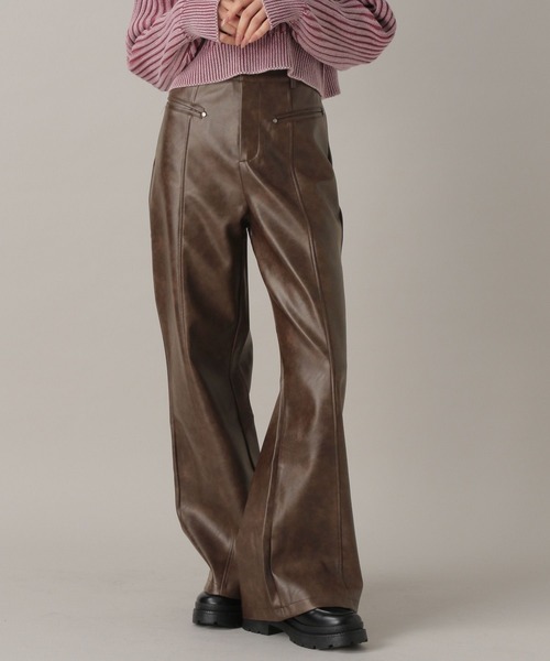 FOREVER 21（フォーエバー トゥエンティーワン）の「【2024FW】レザーフレアパンツ（その他パンツ・レディース・ブラック/ブラウン・SMALL/MEDIUM）」の1枚目の写真