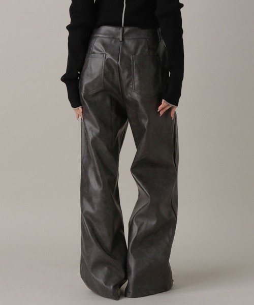 FOREVER 21（フォーエバー トゥエンティーワン）の「【2024FW】レザーフレアパンツ（その他パンツ・レディース・ブラック/ブラウン・SMALL/MEDIUM）」の3枚目の写真