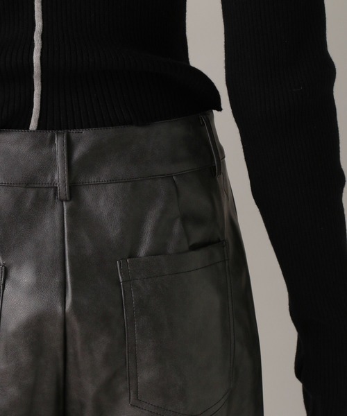 FOREVER 21（フォーエバー トゥエンティーワン）の「【2024FW】レザーフレアパンツ（その他パンツ・レディース・ブラック/ブラウン・SMALL/MEDIUM）」の7枚目の写真