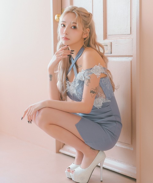 Tika(ティカ)の「キャバドレス ミニ タイト クロスネックオフショルダー立体フラワーレースくびれデザインギャザースリットドレス(ドレス・レディース・ピンク/ブルー・M/L/S)」の5枚目の写真