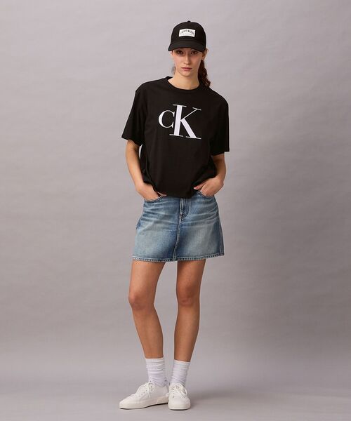 Calvin Klein(カルバン・クライン)の「CK ロゴ ボクシーTシャツ(Tシャツ/カットソー・レディース・ホワイト/スカイブルー/ブラック/アイボリー/ブラック系その他/ホワイト系その他・XS/L/S/M)」の9枚目の写真