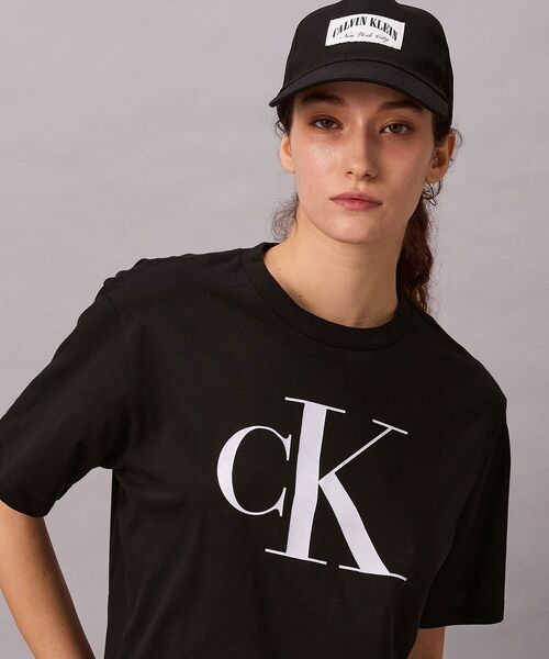 Calvin Klein(カルバン・クライン)の「CK ロゴ ボクシーTシャツ(Tシャツ/カットソー・レディース・ホワイト/スカイブルー/ブラック/アイボリー/ブラック系その他/ホワイト系その他・XS/L/S/M)」の10枚目の写真