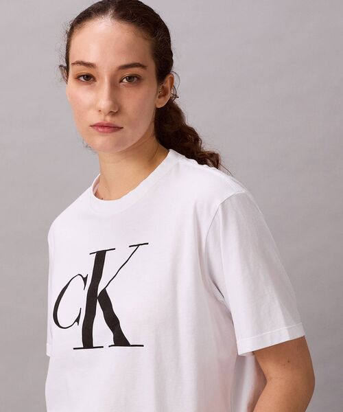 Calvin Klein(カルバン・クライン)の「CK ロゴ ボクシーTシャツ(Tシャツ/カットソー・レディース・ホワイト/スカイブルー/ブラック/アイボリー/ブラック系その他/ホワイト系その他・XS/L/S/M)」の3枚目の写真