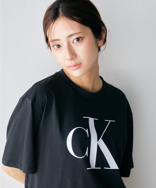 Calvin Klein(カルバン・クライン)の「CK ロゴ ボクシーTシャツ(Tシャツ/カットソー・レディース・ホワイト/スカイブルー/ブラック/アイボリー/ブラック系その他/ホワイト系その他・XS/L/S/M)」の5枚目の写真