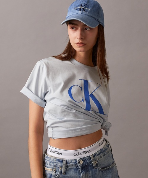 Calvin Klein(カルバン・クライン)の「CK ロゴ ボクシーTシャツ(Tシャツ/カットソー・レディース・ホワイト/スカイブルー/ブラック/アイボリー/ブラック系その他/ホワイト系その他・XS/L/S/M)」の6枚目の写真