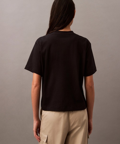 Calvin Klein(カルバン・クライン)の「CK ロゴ ボクシーTシャツ(Tシャツ/カットソー・レディース・ホワイト/スカイブルー/ブラック/アイボリー/ブラック系その他/ホワイト系その他・XS/L/S/M)」の15枚目の写真