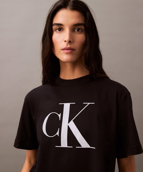 Calvin Klein(カルバン・クライン)の「CK ロゴ ボクシーTシャツ(Tシャツ/カットソー・レディース・ホワイト/スカイブルー/ブラック/アイボリー/ブラック系その他/ホワイト系その他・XS/L/S/M)」の18枚目の写真