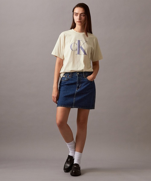 Calvin Klein(カルバン・クライン)の「CK ロゴ ボクシーTシャツ(Tシャツ/カットソー・レディース・ホワイト/スカイブルー/ブラック/アイボリー/ブラック系その他/ホワイト系その他・XS/L/S/M)」の22枚目の写真
