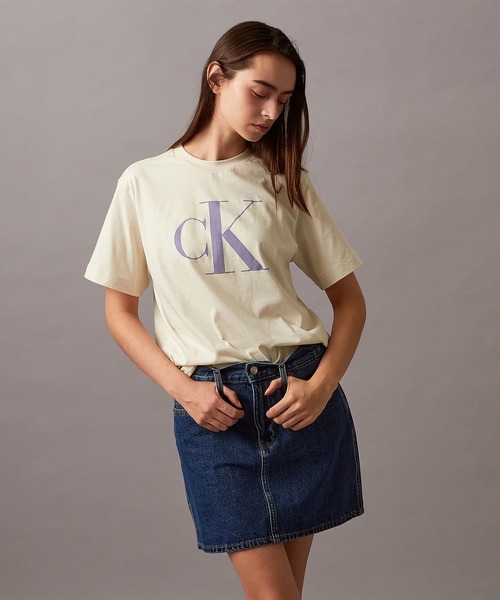 Calvin Klein(カルバン・クライン)の「CK ロゴ ボクシーTシャツ(Tシャツ/カットソー・レディース・ホワイト/スカイブルー/ブラック/アイボリー/ブラック系その他/ホワイト系その他・XS/L/S/M)」の21枚目の写真