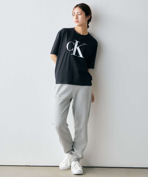 Calvin Klein(カルバン・クライン)の「CK ロゴ ボクシーTシャツ(Tシャツ/カットソー・レディース・ホワイト/スカイブルー/ブラック/アイボリー/ブラック系その他/ホワイト系その他・XS/L/S/M)」の20枚目の写真