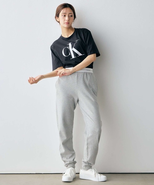 Calvin Klein(カルバン・クライン)の「CK ロゴ ボクシーTシャツ(Tシャツ/カットソー・レディース・ホワイト/スカイブルー/ブラック/アイボリー/ブラック系その他/ホワイト系その他・XS/L/S/M)」の19枚目の写真