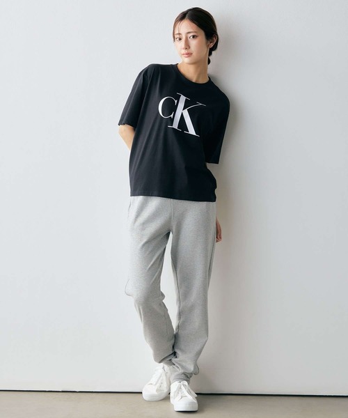 Calvin Klein(カルバン・クライン)の「CK ロゴ ボクシーTシャツ(Tシャツ/カットソー・レディース・ホワイト/スカイブルー/ブラック/アイボリー/ブラック系その他/ホワイト系その他・XS/L/S/M)」の18枚目の写真