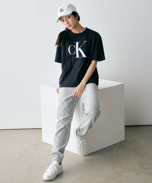 Calvin Klein(カルバン・クライン)の「CK ロゴ ボクシーTシャツ(Tシャツ/カットソー・レディース・ホワイト/スカイブルー/ブラック/アイボリー/ブラック系その他/ホワイト系その他・XS/L/S/M)」の17枚目の写真