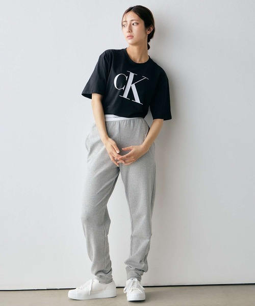 Calvin Klein(カルバン・クライン)の「CK ロゴ ボクシーTシャツ(Tシャツ/カットソー・レディース・ホワイト/スカイブルー/ブラック/アイボリー/ブラック系その他/ホワイト系その他・XS/L/S/M)」の16枚目の写真
