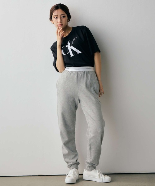 Calvin Klein(カルバン・クライン)の「CK ロゴ ボクシーTシャツ(Tシャツ/カットソー・レディース・ホワイト/スカイブルー/ブラック/アイボリー/ブラック系その他/ホワイト系その他・XS/L/S/M)」の15枚目の写真