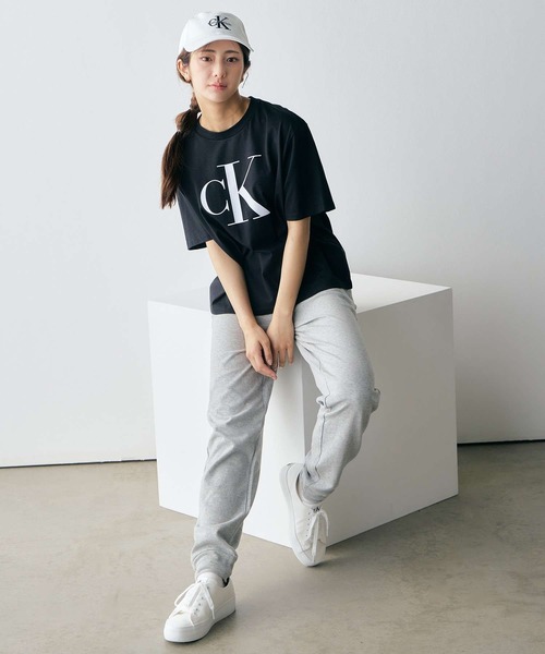Calvin Klein(カルバン・クライン)の「CK ロゴ ボクシーTシャツ(Tシャツ/カットソー・レディース・ホワイト/スカイブルー/ブラック/アイボリー/ブラック系その他/ホワイト系その他・XS/L/S/M)」の14枚目の写真