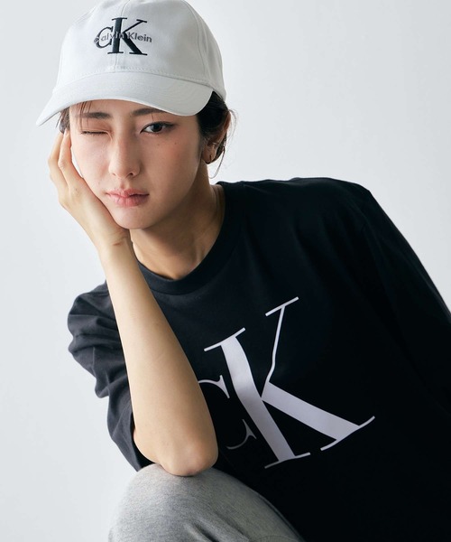 Calvin Klein(カルバン・クライン)の「CK ロゴ ボクシーTシャツ(Tシャツ/カットソー・レディース・ホワイト/スカイブルー/ブラック/アイボリー/ブラック系その他/ホワイト系その他・XS/L/S/M)」の13枚目の写真