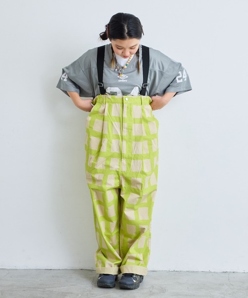 MARKEY'S（マーキーズ）の「ツイル総柄エヴォルブサロペット/おとな（サロペット/オーバーオール・レディース・ブラック/イエロー/ピンク・160cm）」の3枚目の写真