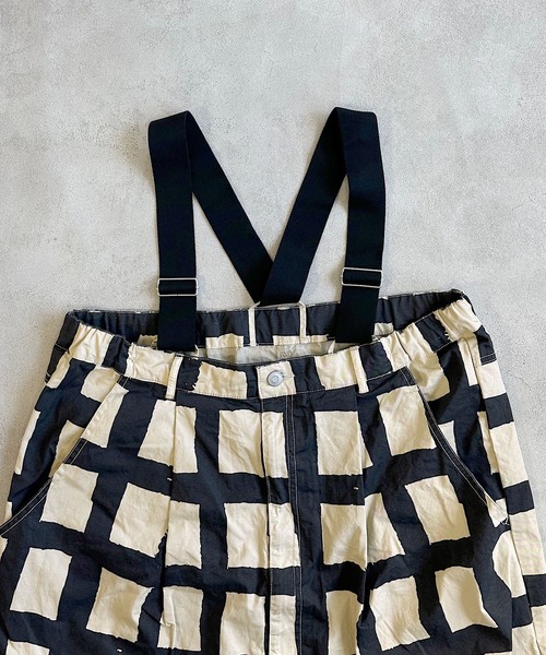 MARKEY'S（マーキーズ）の「ツイル総柄エヴォルブサロペット/おとな（サロペット/オーバーオール・レディース・ブラック/イエロー/ピンク・160cm）」の6枚目の写真