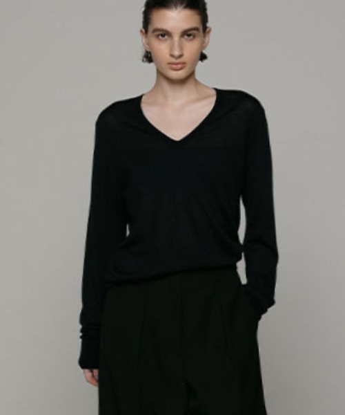 ETRE TOKYO（エトレトウキョウ）の「SANTEシルクカシミヤVネックニットプルオーバー（ニット/セーター・レディース・ブルー/オフホワイト/ネイビー・FREE）」の2枚目の写真