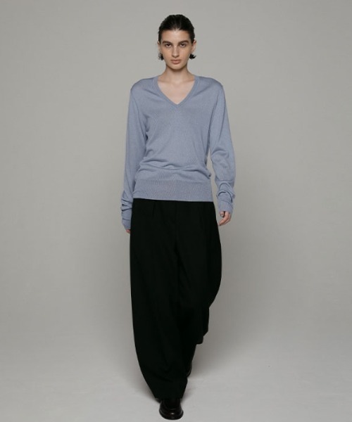 ETRE TOKYO（エトレトウキョウ）の「SANTEシルクカシミヤVネックニットプルオーバー（ニット/セーター・レディース・ブルー/オフホワイト/ネイビー・FREE）」の4枚目の写真