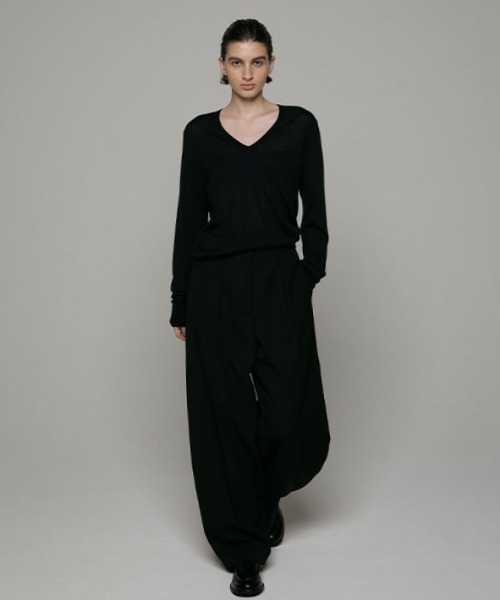 ETRE TOKYO（エトレトウキョウ）の「SANTEシルクカシミヤVネックニットプルオーバー（ニット/セーター・レディース・ブルー/オフホワイト/ネイビー・FREE）」の10枚目の写真