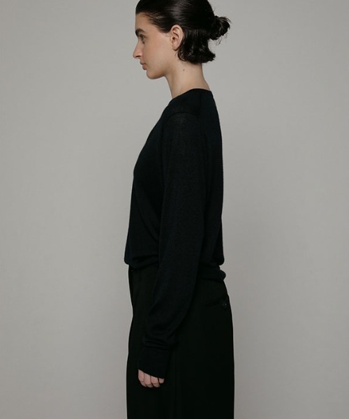 ETRE TOKYO（エトレトウキョウ）の「SANTEシルクカシミヤVネックニットプルオーバー（ニット/セーター・レディース・ブルー/オフホワイト/ネイビー・FREE）」の14枚目の写真