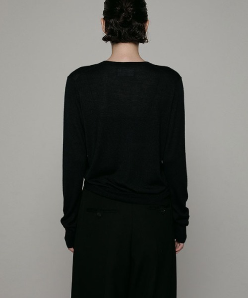 ETRE TOKYO（エトレトウキョウ）の「SANTEシルクカシミヤVネックニットプルオーバー（ニット/セーター・レディース・ブルー/オフホワイト/ネイビー・FREE）」の15枚目の写真