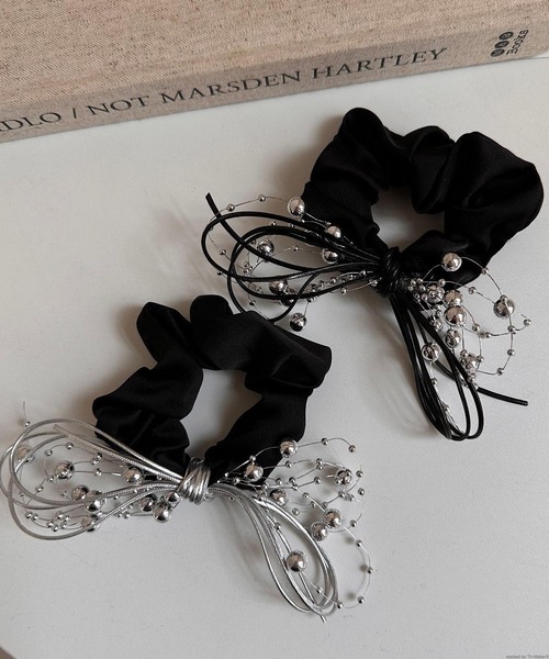 tone（トーン）の「pur chouchou/メタリック ワイヤー リボンシュシュ P4438（シュシュ・レディース・シルバー/ブラック・FREE）」の4枚目の写真