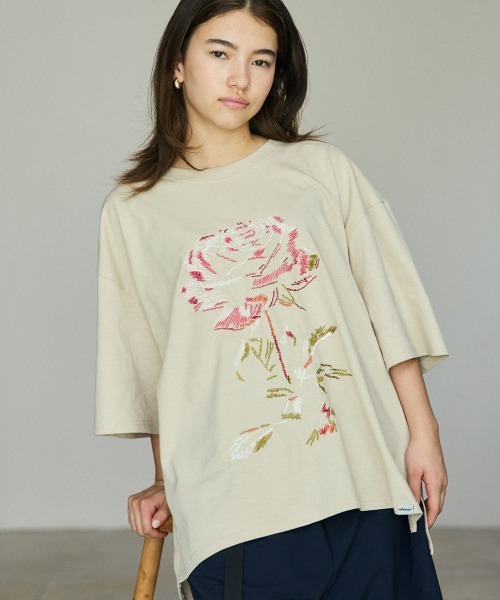 rehacer(レアセル)の「rehacer : Big Rose Wide CS / ビッグローズ ワイド カットソー(Tシャツ/カットソー・メンズ・ベージュ/ブラック/ブルー/ホワイト・MEDIUM/LARGE/X-LARGE)」の3枚目の写真