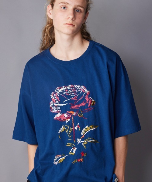 rehacer(レアセル)の「rehacer : Big Rose Wide CS / ビッグローズ ワイド カットソー(Tシャツ/カットソー・メンズ・ベージュ/ブラック/ブルー/ホワイト・MEDIUM/LARGE/X-LARGE)」の4枚目の写真