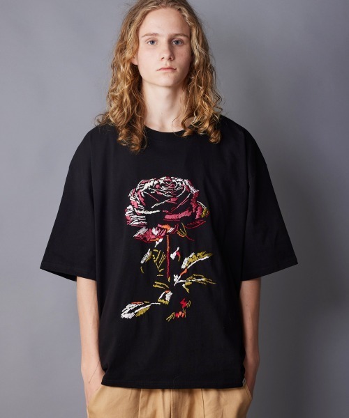rehacer(レアセル)の「rehacer : Big Rose Wide CS / ビッグローズ ワイド カットソー(Tシャツ/カットソー・メンズ・ベージュ/ブラック/ブルー/ホワイト・MEDIUM/LARGE/X-LARGE)」の2枚目の写真