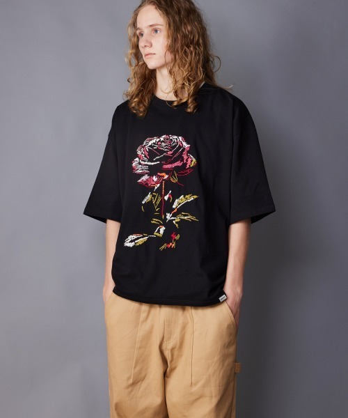 rehacer(レアセル)の「rehacer : Big Rose Wide CS / ビッグローズ ワイド カットソー(Tシャツ/カットソー・メンズ・ベージュ/ブラック/ブルー/ホワイト・MEDIUM/LARGE/X-LARGE)」の6枚目の写真