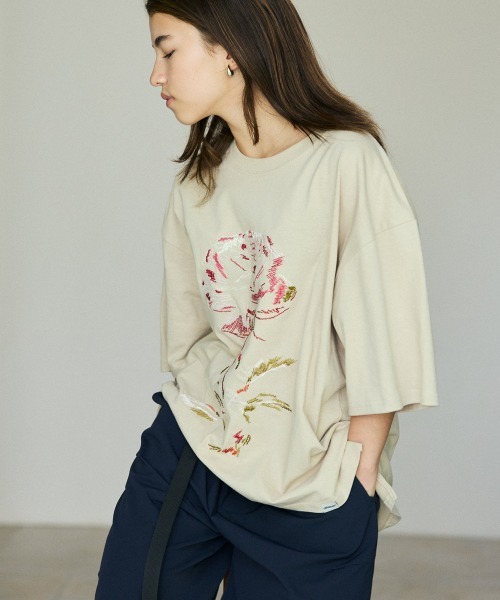 rehacer(レアセル)の「rehacer : Big Rose Wide CS / ビッグローズ ワイド カットソー(Tシャツ/カットソー・メンズ・ベージュ/ブラック/ブルー/ホワイト・MEDIUM/LARGE/X-LARGE)」の13枚目の写真