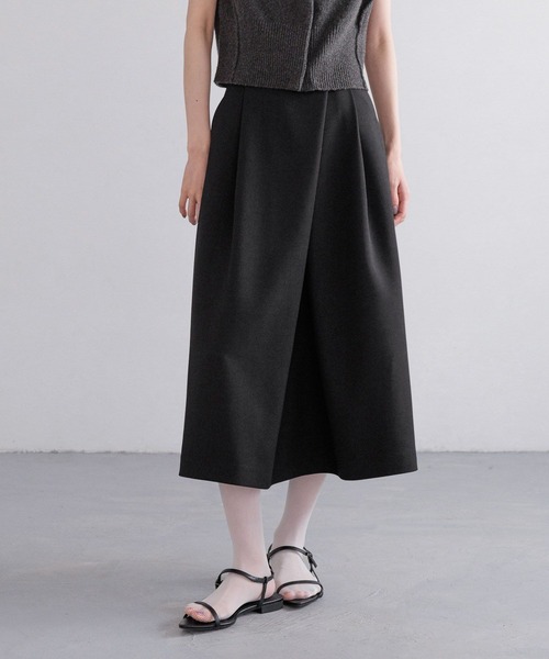 yuw(ユウ)の「フロントタックスカート 328038(スカート・レディース・アイボリー/ブラック・LARGE/MEDIUM)」の7枚目の写真