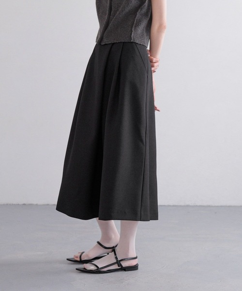 yuw(ユウ)の「フロントタックスカート 328038(スカート・レディース・アイボリー/ブラック・LARGE/MEDIUM)」の6枚目の写真