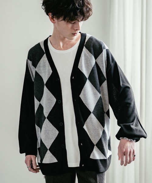 Rocky Monroe（ロッキーモンロー）の「接触冷感 UVカット オーバーサイズ 無地 アーガイル柄 チェック柄 Vネックハイゲージサマーニット長袖カーディガン（カーディガン/ボレロ・メンズ・ブラック系1/ブラック/ネイビー/アイボリー/ブルー/チャコールグレー/ベージュ系/ブラック系/ブルー系・L/M/XL）」の4枚目の写真