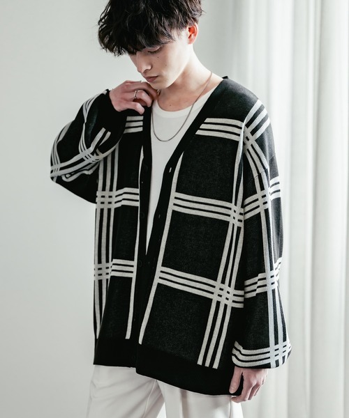 Rocky Monroe（ロッキーモンロー）の「接触冷感 UVカット オーバーサイズ 無地 アーガイル柄 チェック柄 Vネックハイゲージサマーニット長袖カーディガン（カーディガン/ボレロ・メンズ・ブラック系1/ブラック/ネイビー/アイボリー/ブルー/チャコールグレー/ベージュ系/ブラック系/ブルー系・L/M/XL）」の5枚目の写真
